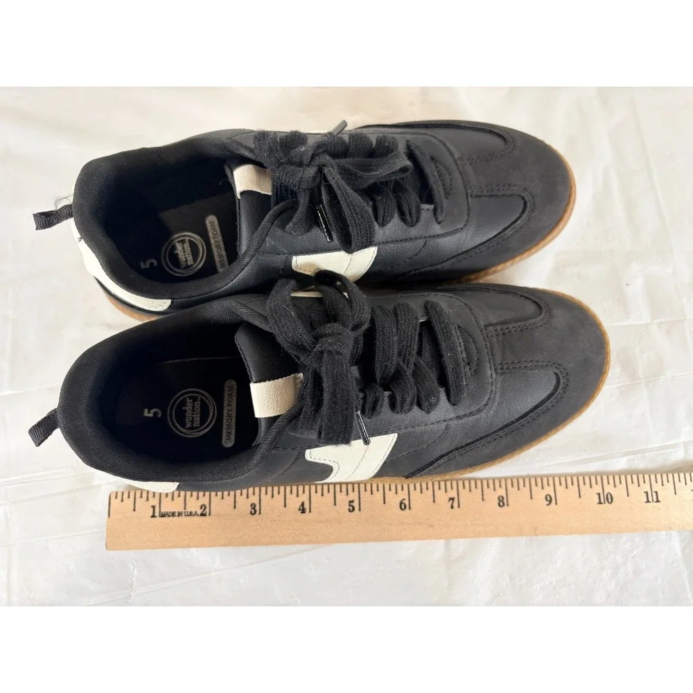 Wonder Nation Shoes Size‎ 5 Women's Sneakers Memory Foam Black and White
